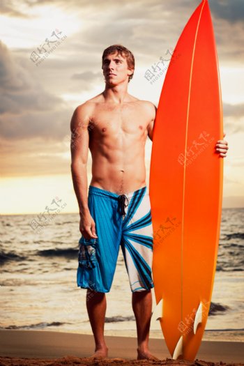 拿着冲浪板的男人图片