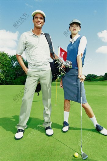打高尔夫的外国男女图片