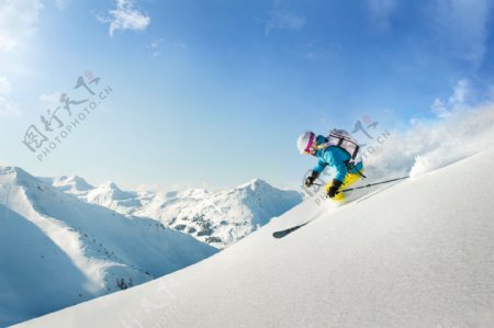 雪地里滑雪的男人图片