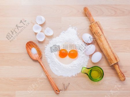 木板上的鸡蛋面粉