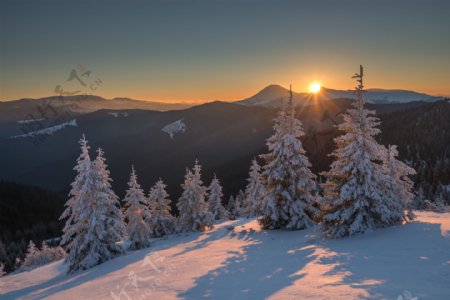 山峰与日落景色图片