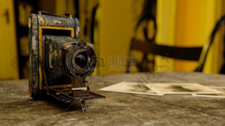 桌子上的古老相机