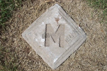 字母M在水泥1