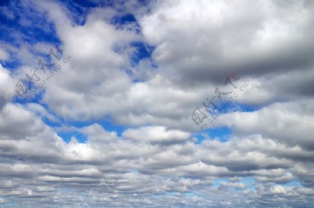 白云朵朵的天空图片