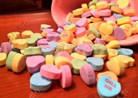 桌面上的爱心糖果