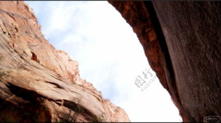 4K壮丽山景旋转镜头拍摄砂岩仰视悬崖峭壁自然景色高清视频实拍