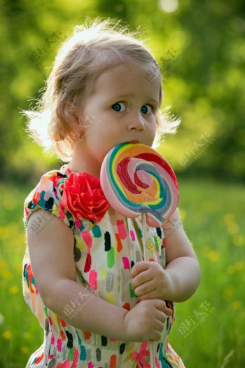 吃棒棒糖的女孩图片