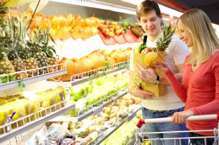 超市买水果的夫妻图片
