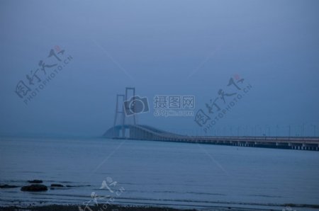 海上面的一座桥