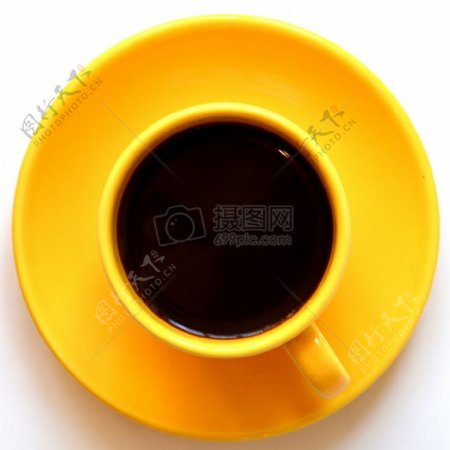 黄色杯子里的咖啡