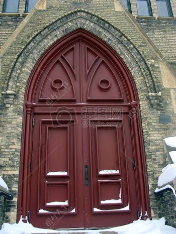 古堡建筑的红色门