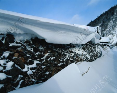山下厚厚的积雪图片