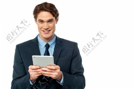 操作电脑的男人图片