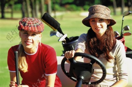 开高尔夫车的时尚美女图片