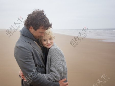 沙滩上抱在一起的情侣图片