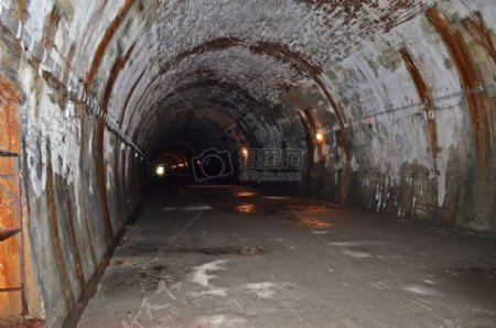 破旧不堪的隧道