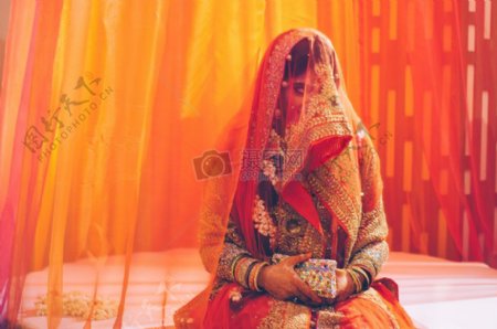 人女人多彩印度婚庆文化印度面纱新娘害羞
