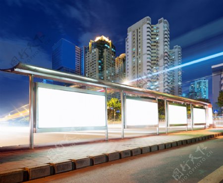 城市夜景与公交站台广告牌图片