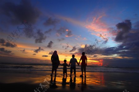 海滩散步的家庭人物剪影图片