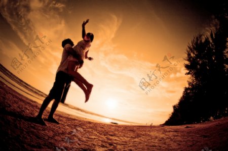 沙滩上拥抱的情侣图片