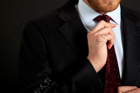 系领带的男人图片