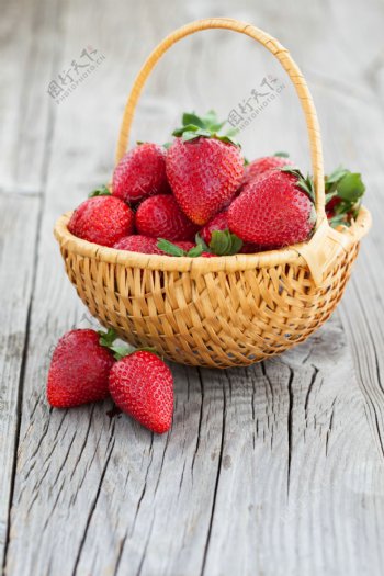 手提篮子里的草莓图片