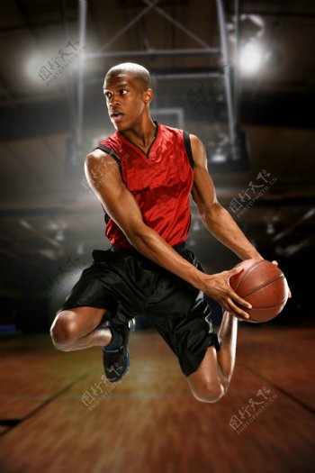 篮球场上跳跃的运动员图片