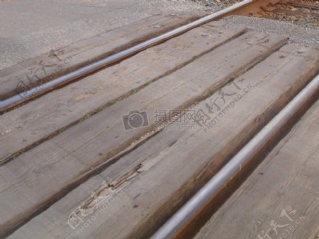 火车轨道中间夹杂着木板