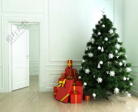 门边的圣诞树和礼品盒图片