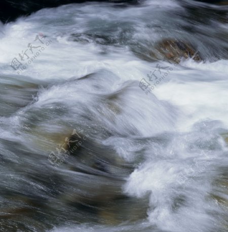 水中湍急的浪花写真图片图片