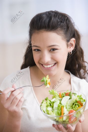 吃蔬菜的美女图片