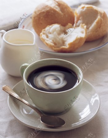 盘中面包一杯咖啡高清大图图片