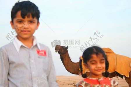 小朋友和骆驼