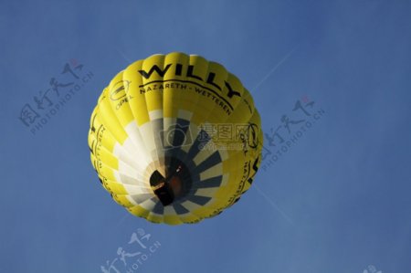 天上浮着的热气球