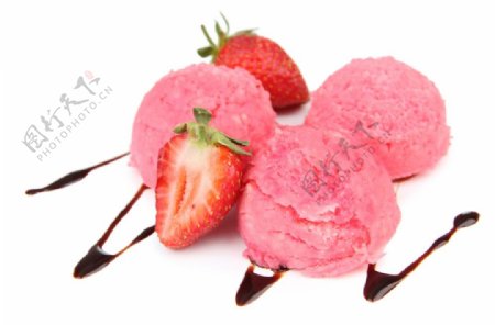 草莓冰激凌球图片