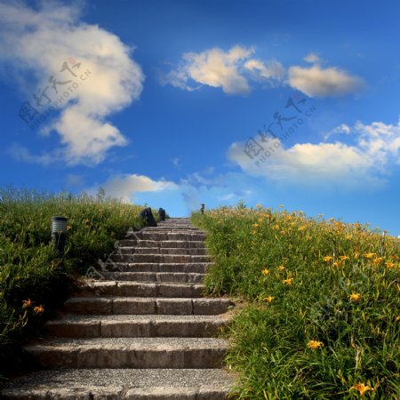 石阶梯与蓝天白云图片
