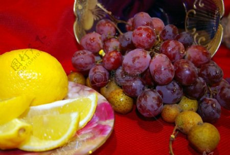葡萄和切开的柠檬