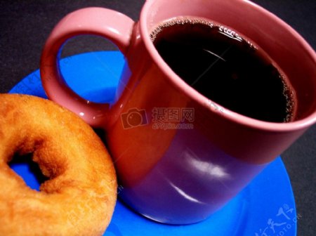 咖啡杯和甜甜圈
