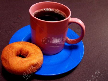 粉色咖啡杯和甜甜圈