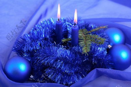 蓝色圣诞球蜡烛摄影图片