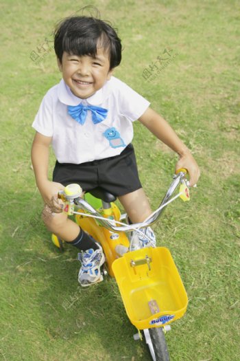 骑自行车的小朋友图片