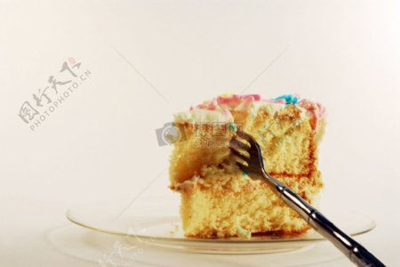 切开的彩色蛋糕