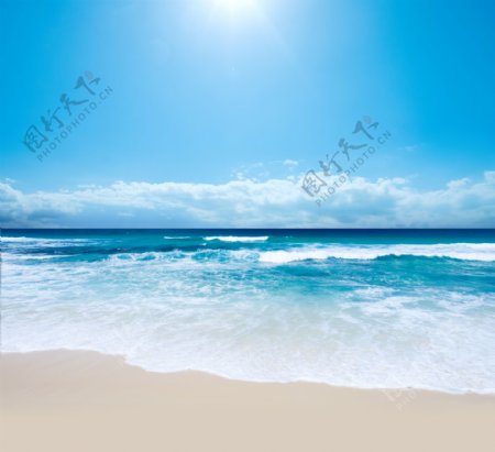 海浪冲打在沙滩上图片