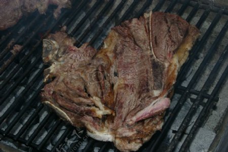 烧烤架子上的肉