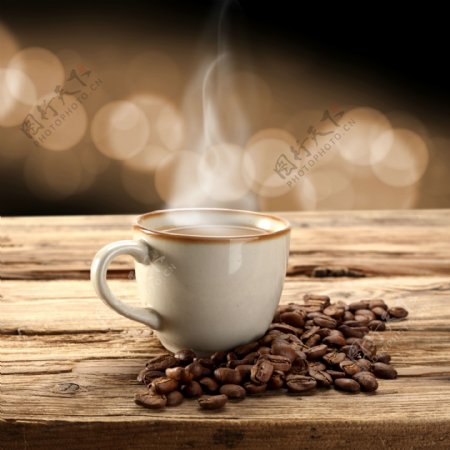 冒热气的咖啡和咖啡豆图片