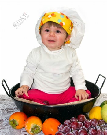 坐在锅里的婴儿和水果图片