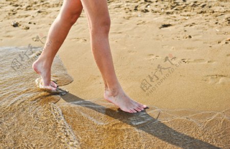 在沙滩上散步的女人图片