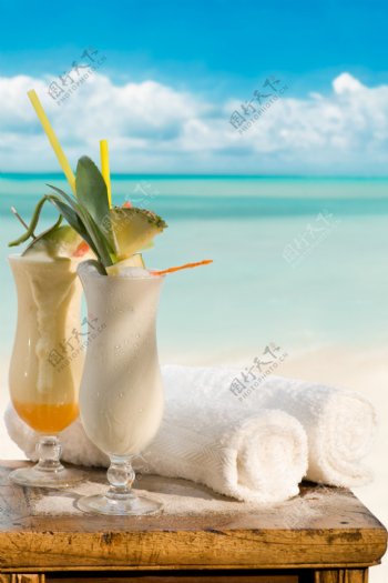 海边的鸡尾酒与毛巾图片