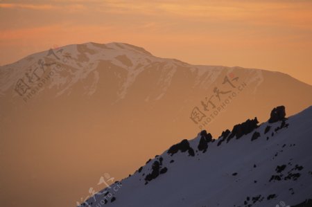 黄昏高山雪峰景观图片