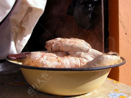 盆子里的发酵的面包